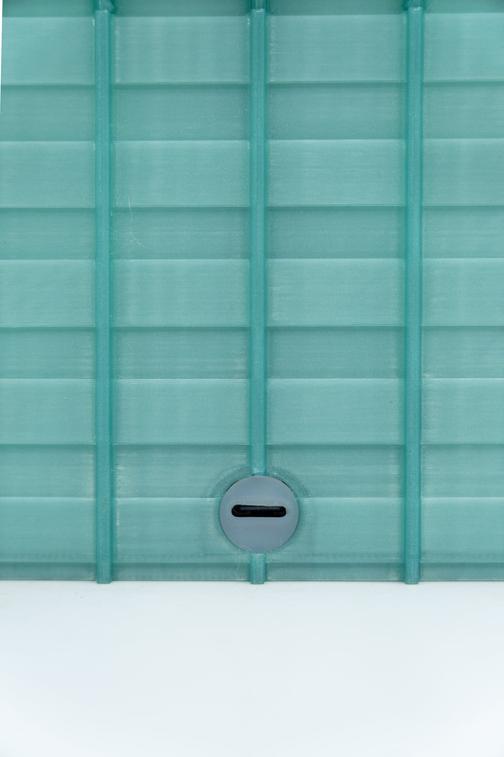 Dettaglio della porta USB-C di Velaskina, lampada di design di SuperForma