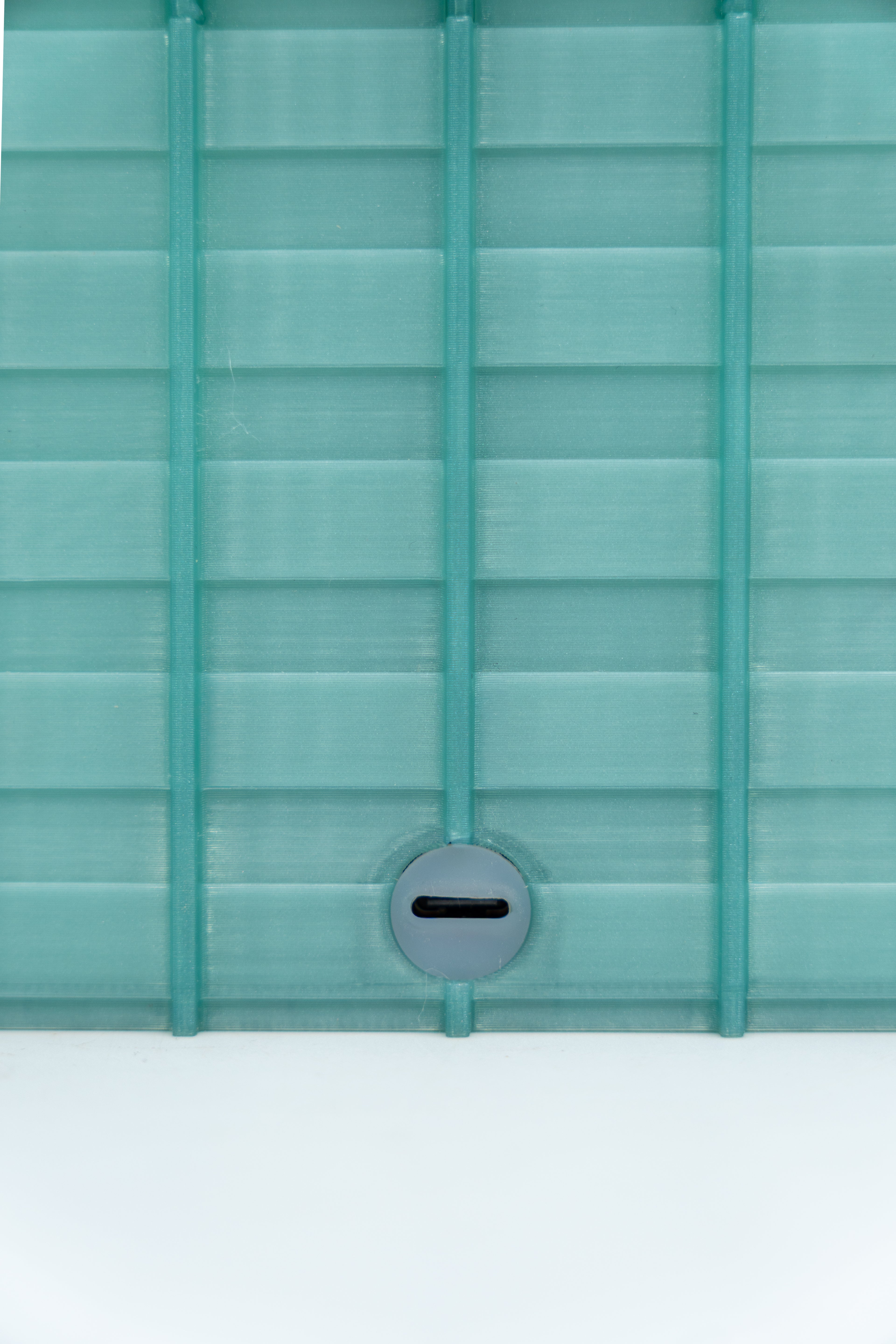 Dettaglio della porta USB-C di Velaskina, lampada di design di SuperForma